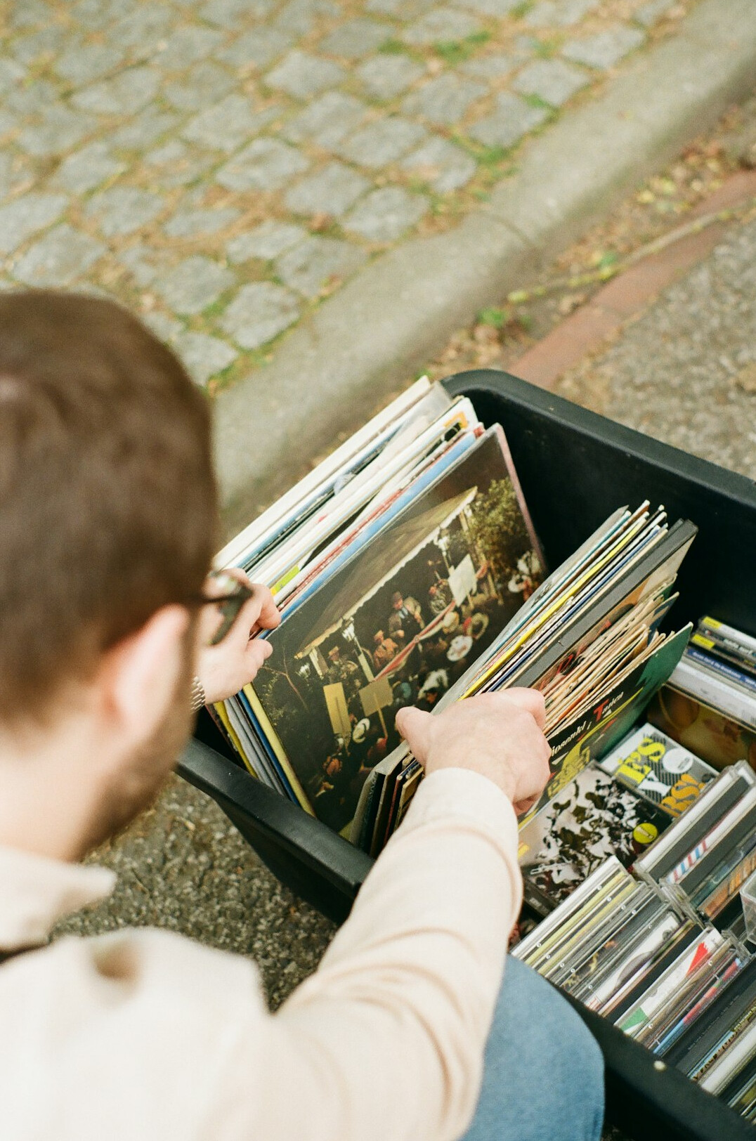 Gestapelte Archivboxen und Aktenordner in einem Lagerraum